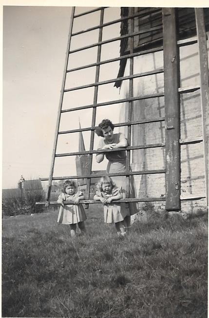 Yvonne Huybrechts en dochters ad molen